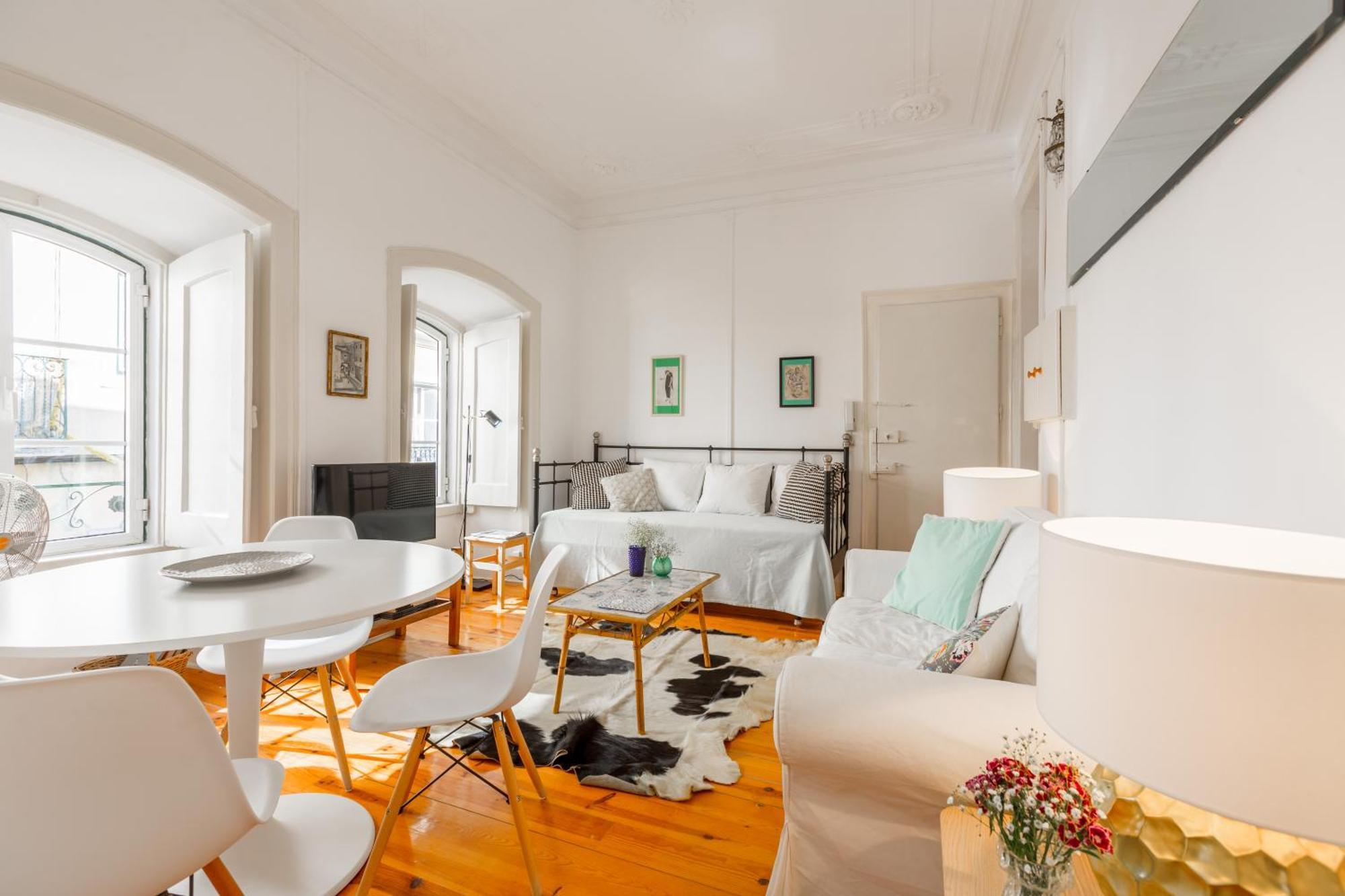 Spacious, Bright And Sunny Apartment, By Timecooler Lisboa